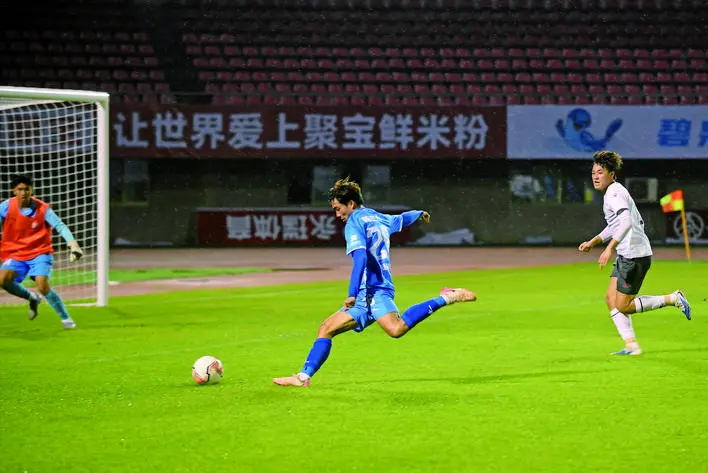 烈的比拼, 凭借顽强的 烈的比拼, 凭借顽强的