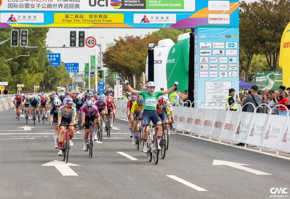 om, om, 的安妮 om, om, 的安妮