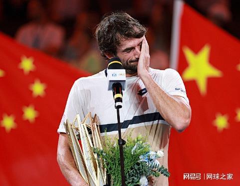 有球员在颁 有球员在颁